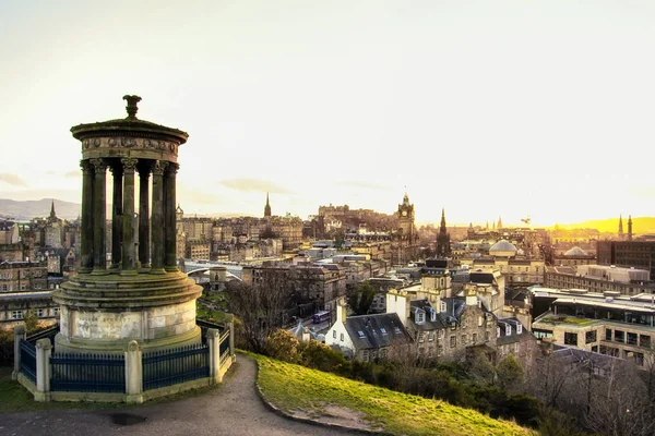 Bella vista della città di Edimburgo durante il tramonto . — Foto Stock