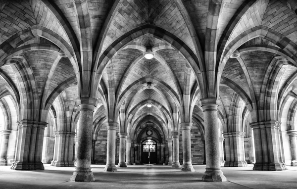 Spektakulär arkitektur inuti University of Glasgow huvudbyggnaden. — Stockfoto