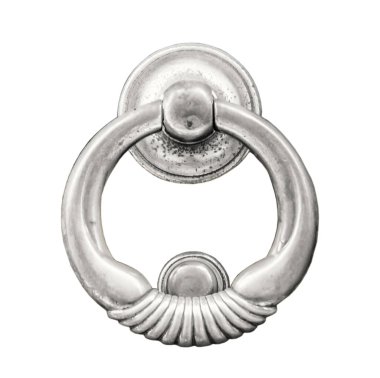 Beyaz arka plan üzerinde izole antik kapı tokmağı.