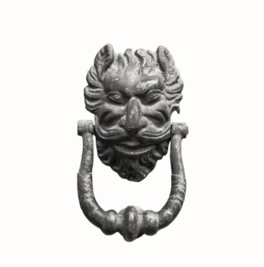 Beyaz arka plan üzerinde izole antik kapı tokmağı. 