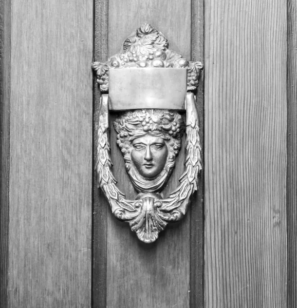 Ancient door knoker on an wodden door. — Stock Photo, Image