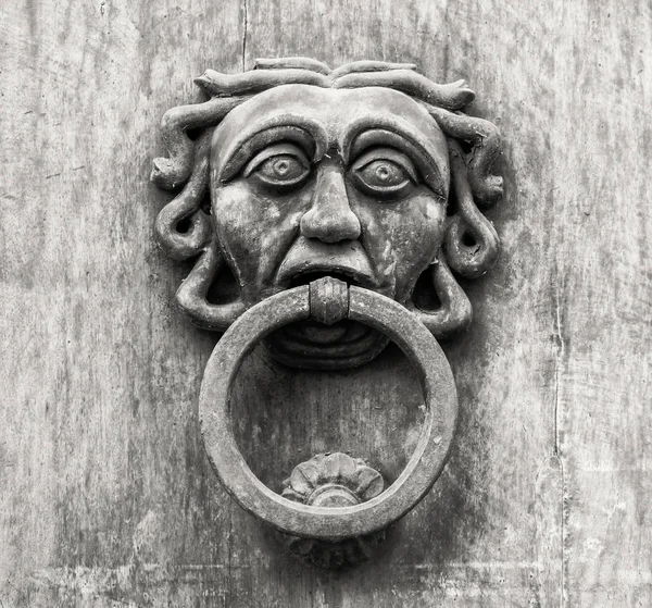 Antiguo portavoz en una puerta de madera en la Toscana Italia — Foto de Stock