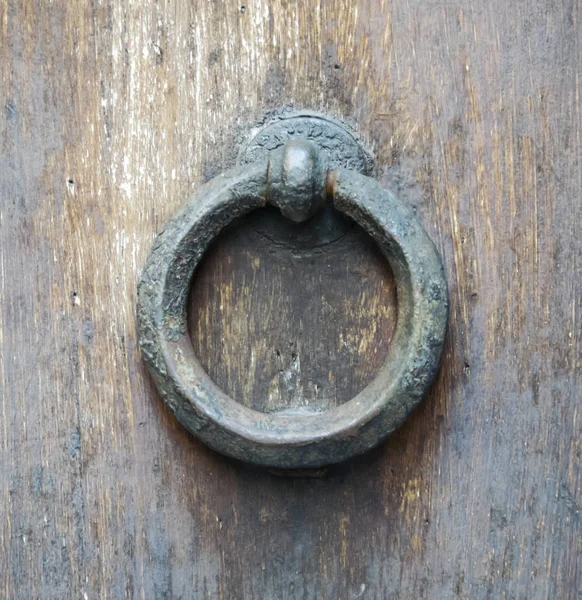 Detalhes de uma antiga porta de madeira italiana . — Fotografia de Stock