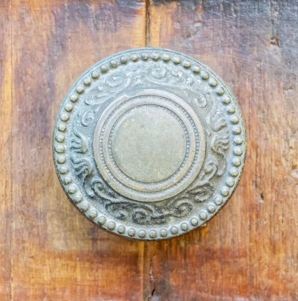 Detalhes de uma antiga porta de madeira italiana . — Fotografia de Stock