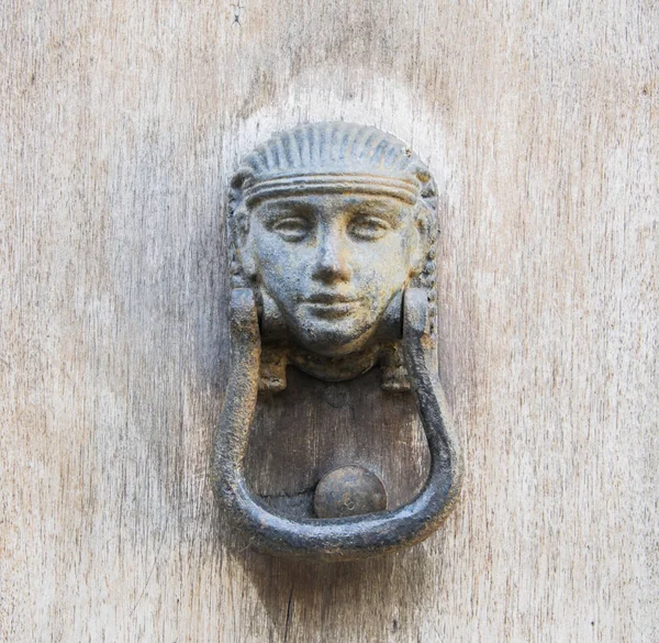 Detalles de una antigua puerta de madera italiana . — Foto de Stock
