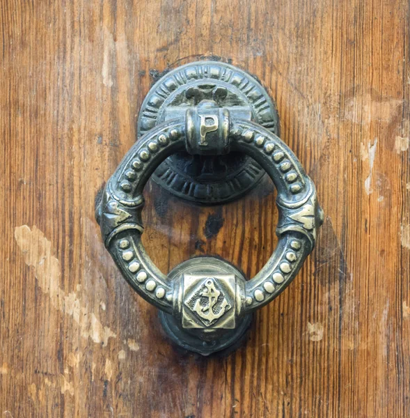 Detalhes de uma antiga porta de madeira italiana . — Fotografia de Stock