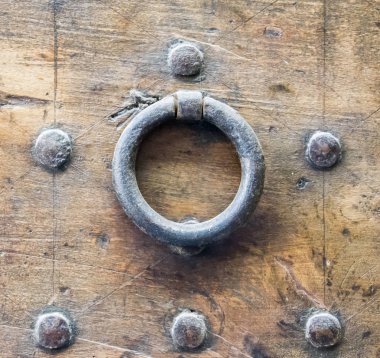 Eski bir İtalyan ahşap kapı ayrıntılarını.