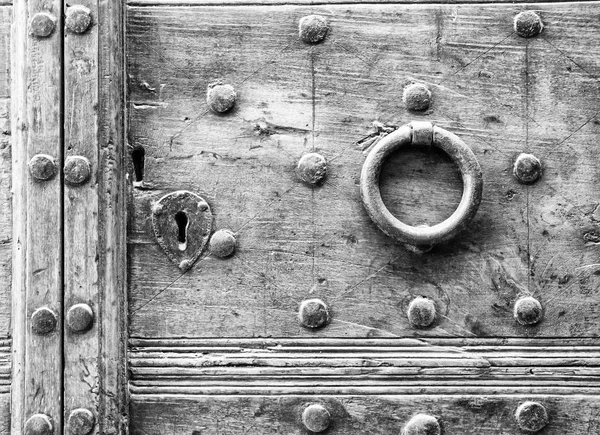 Détails d'une ancienne porte italienne . — Photo