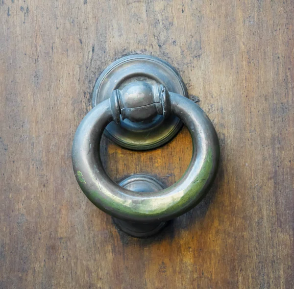 Details van een oude Italiaanse deur. — Stockfoto
