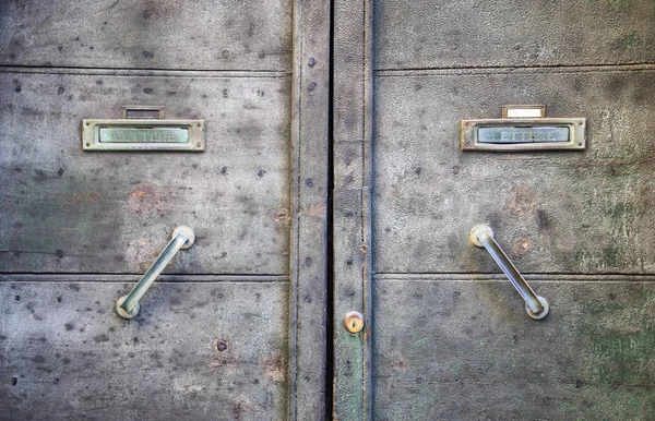 Detalles de una antigua puerta italiana . — Foto de Stock