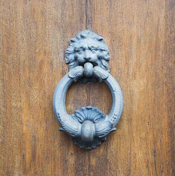 Details of an ancient Italian door. — Stock Photo, Image