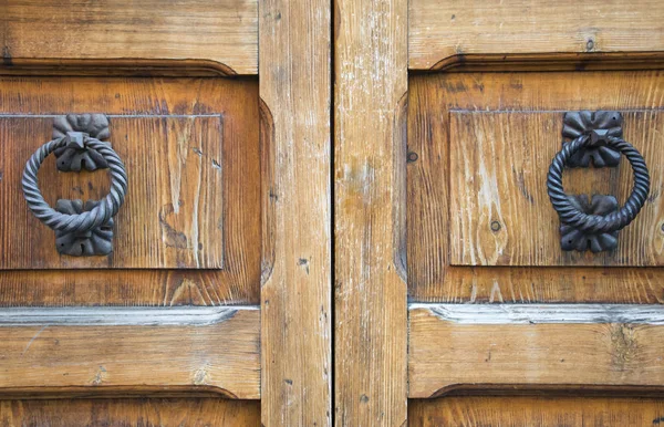 Dettagli di un'antica porta italiana . — Foto Stock