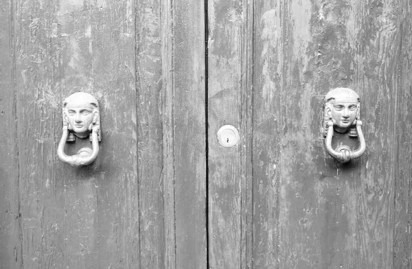 Dettagli di un'antica porta italiana . — Foto Stock