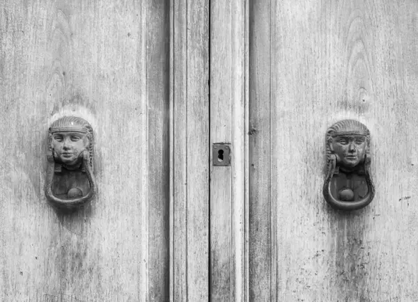 Detalles de una antigua puerta italiana . — Foto de Stock