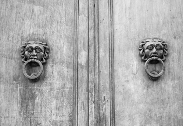 Detalles de una antigua puerta italiana . —  Fotos de Stock