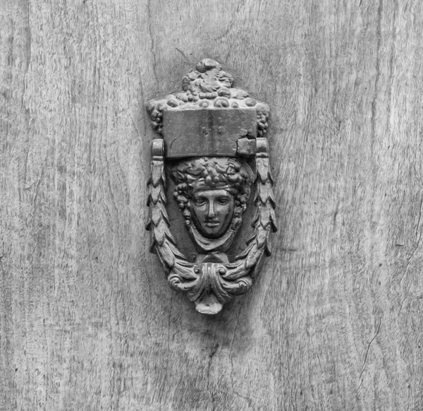 Szczegóły antyczny drzwi włoski. — Zdjęcie stockowe