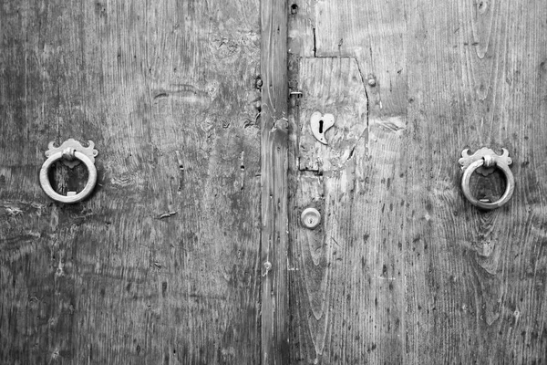 Detalhes de uma antiga porta italiana . — Fotografia de Stock