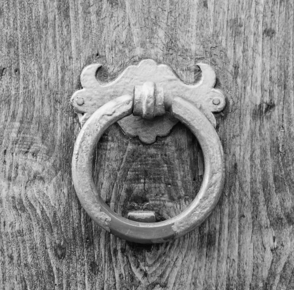 Detalhes de uma antiga porta italiana . — Fotografia de Stock