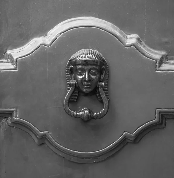 Details of an ancient Italian door. — Stock Photo, Image