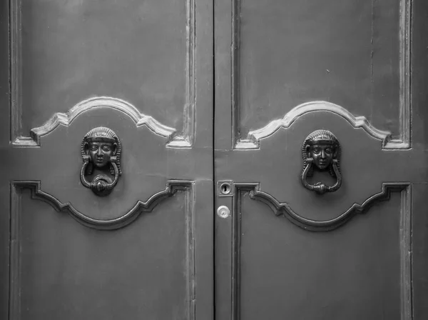 Detaljer för en forntida italienska dörr. — Stockfoto