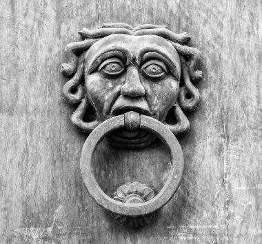  kapı knoker eski bir wodden kapısına Toskana - İtalya.