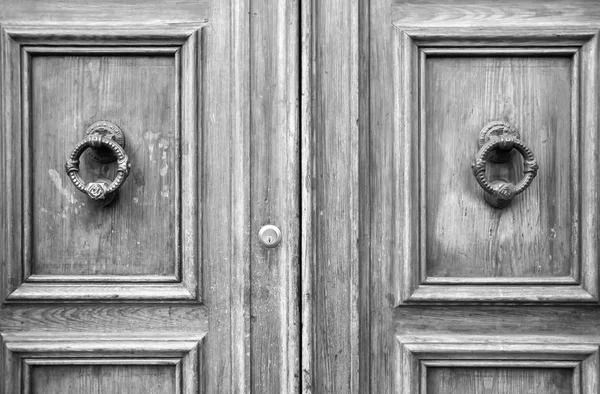 Detalhes de uma antiga porta italiana — Fotografia de Stock