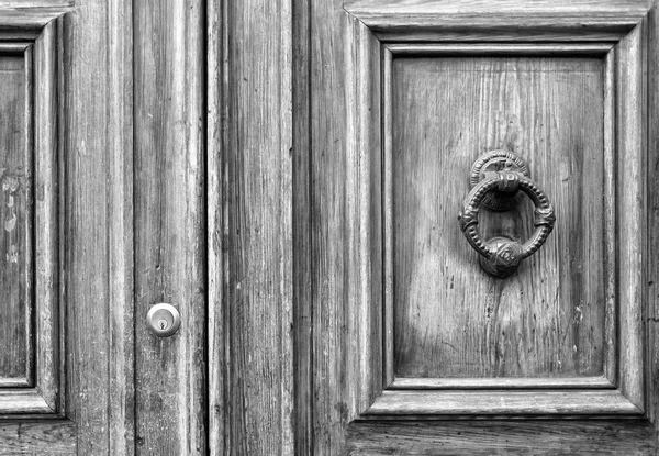 Detalhes de uma antiga porta italiana — Fotografia de Stock