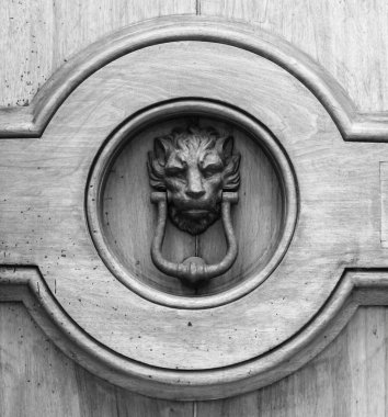 Aslan başlı tokmak Eski ahşap bir kapıda.