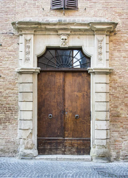 Holztür in einem alten italienischen Haus . — Stockfoto