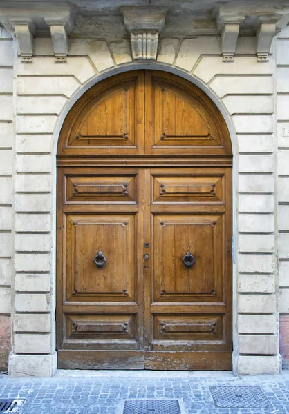 Holztür in einem alten italienischen Haus . — Stockfoto