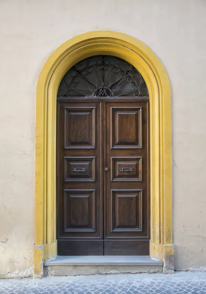 Holztür in einem alten italienischen Haus . — Stockfoto