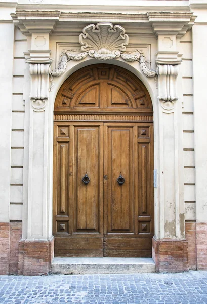 Puerta de madera en una antigua casa italiana  . — Foto de Stock