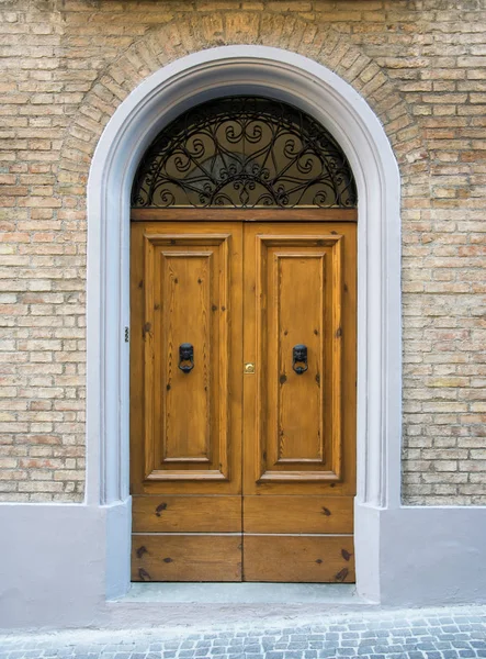 Ξύλινη πόρτα σε παλιό ιταλικό σπίτι . — Φωτογραφία Αρχείου