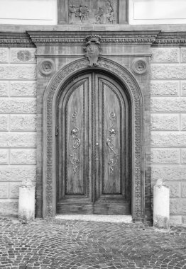 Eski bir İtalyan evindeki ahşap kapı..