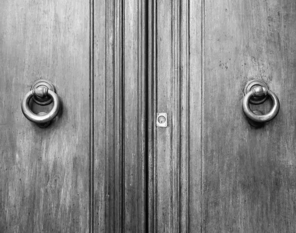 Detalhes de uma antiga porta italiana . — Fotografia de Stock