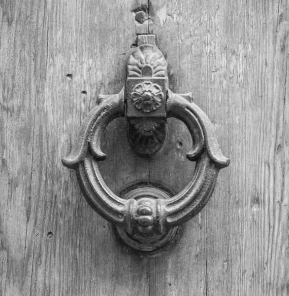 Podrobnosti o starobylé italské dveře. — Stock fotografie