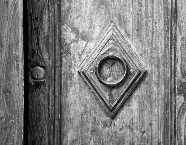 Podrobnosti o starobylé italské dveře. — Stock fotografie