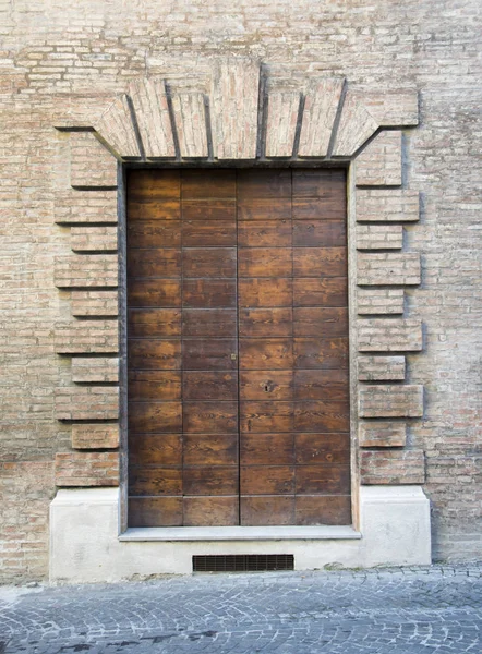 Holztür in einem alten italienischen Haus. — Stockfoto