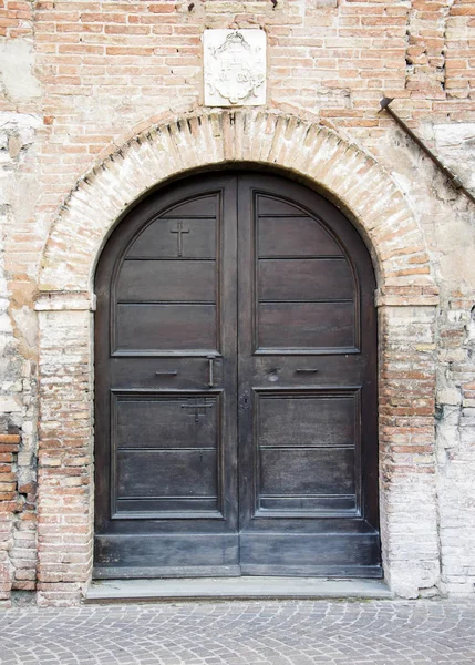 Drewniane drzwi w starym włoskim domu. — Zdjęcie stockowe