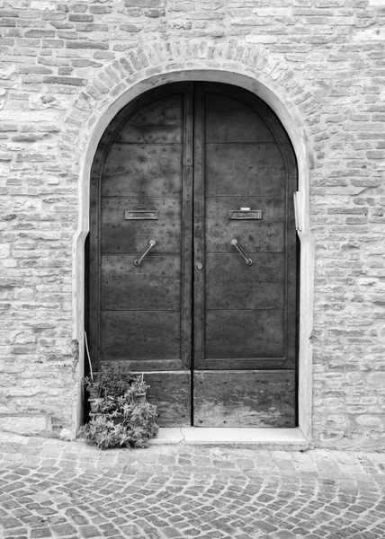 Porta de madeira em uma antiga casa italiana . — Fotografia de Stock