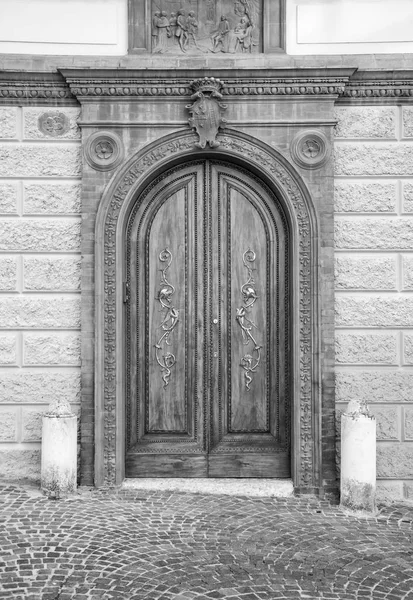 Porta de madeira em uma antiga casa italiana . — Fotografia de Stock