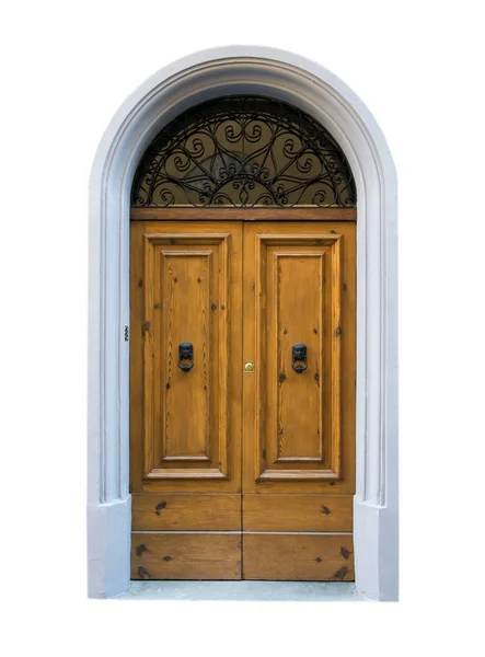 Ahşap kapı üzerinde beyaz izole bir eski İtalyanca evde.