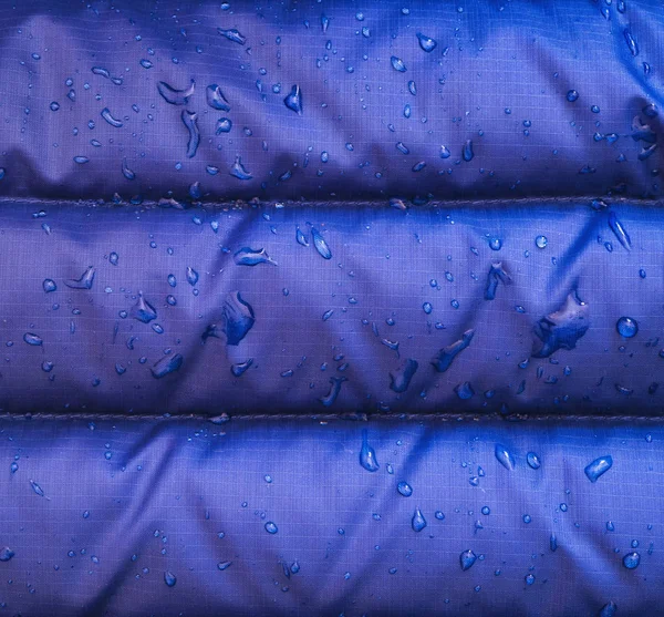 Un primer plano de tela impermeable de raqueta de lluvia azul . —  Fotos de Stock