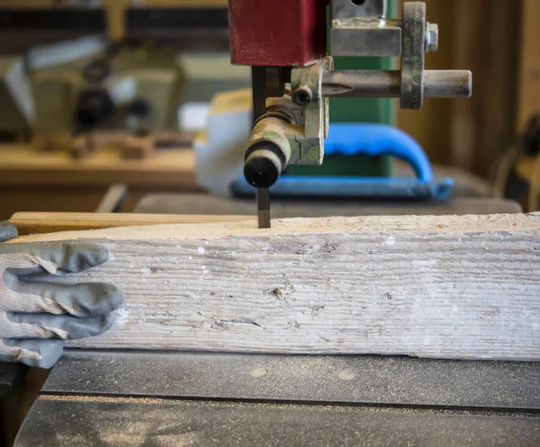 Carpenter workplace. Man using saw to cut wood — Stock Photo, Image
