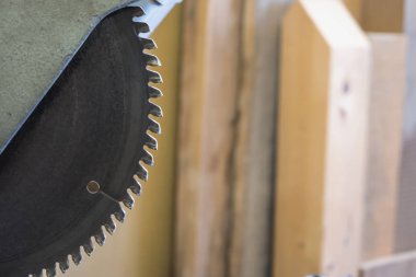 : Sanayi işyeri. Daire testere ön planda.