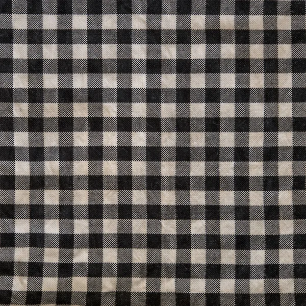  Damalı masa örtüsü kumaş üzerine kapatın. Siyah beyaz tartan kare desenli.