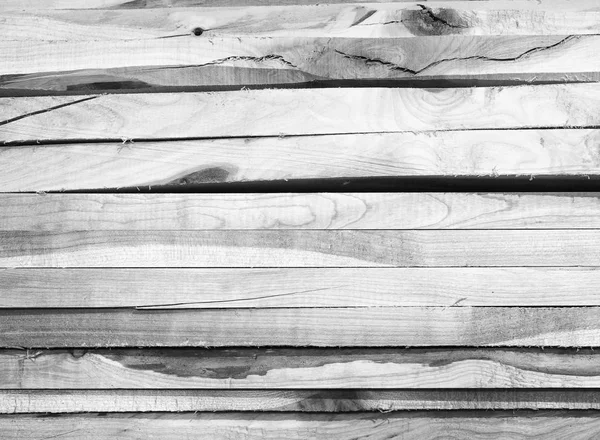 Stolarka w miejscu pracy, stos prętów drewnianych. — Zdjęcie stockowe