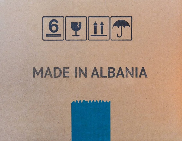 MADE IN ALBÂNIA escrito em caixa de papelão marrom — Fotografia de Stock