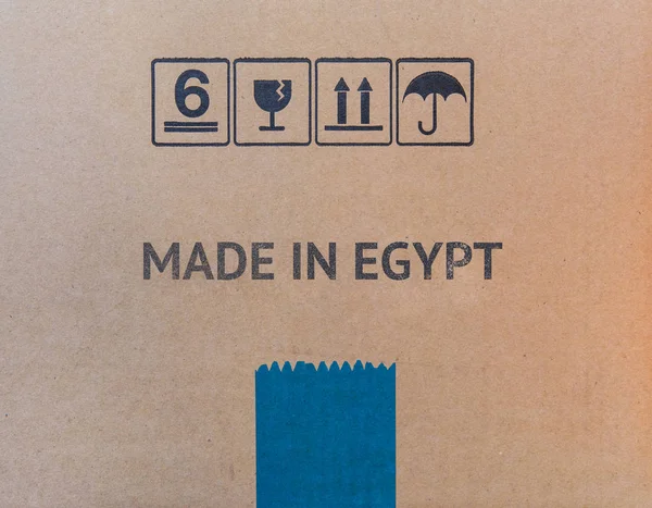 MADE IN EGITO escrito em caixa de papelão marrom — Fotografia de Stock