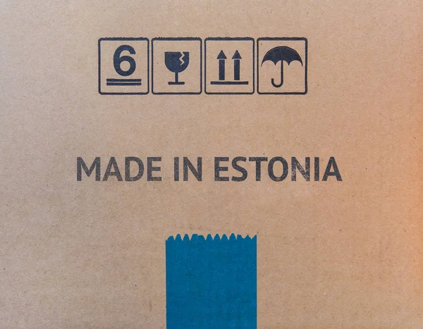 MADE IN ESTONIA escrito em caixa de papelão marrom — Fotografia de Stock